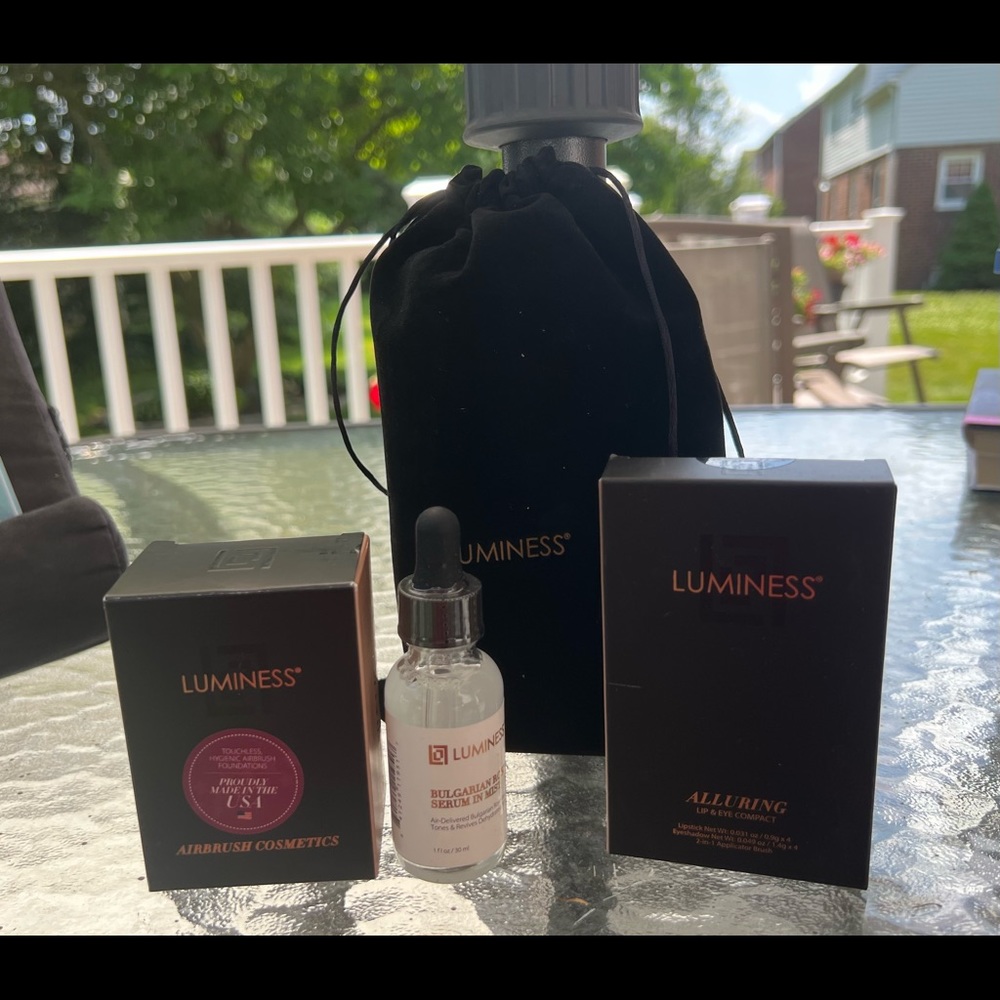 Luminess Breeze Cordless Airbrush system and medium makeup kit.
